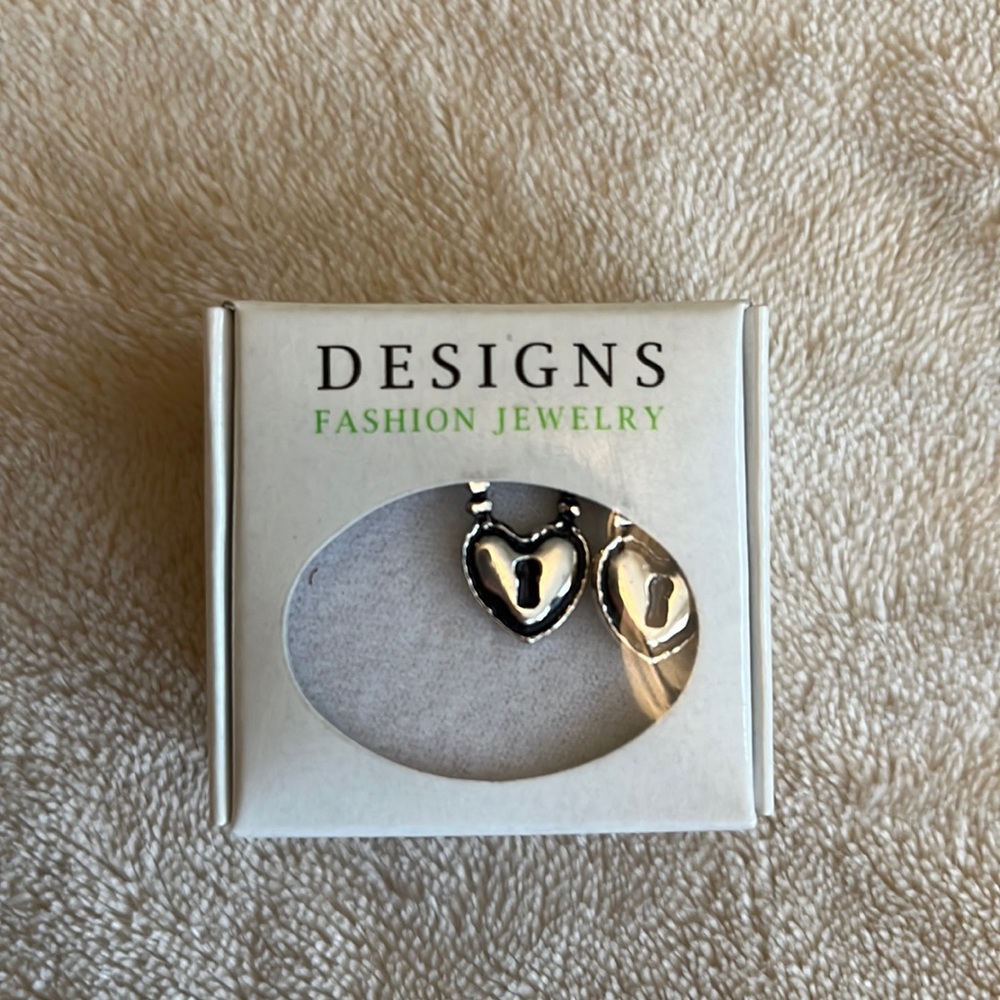 Dangling heart with keyhole earrings